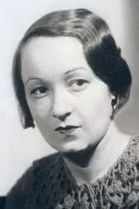 Anna Danilovich in Много шума из ничего