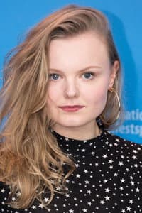 Maria Dragus in Draussen ist Sommer