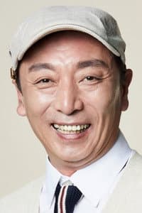 Yum Dong-hun in 구르믈 버서난 달처럼