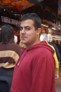 Andreu Mas in Las espantosas aventuras de una rubia tonta y un valenciano de pueblo que se convierte en dinosaurio en un museo paleontológico 2