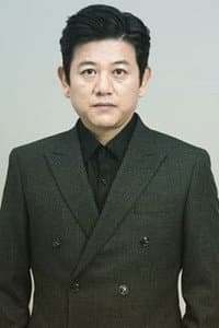 Moon Jung-dae in 루카: 더 비기닝
