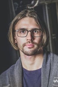Tomáš Váhala in Mezi nimi