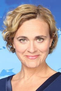 Caren Miosga in Ich war Angela Merkel – Das Zahlemann Protokoll