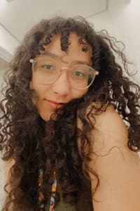Rosa Maria in Aliens do terceiro mundo e o sequestro de Dona Irene