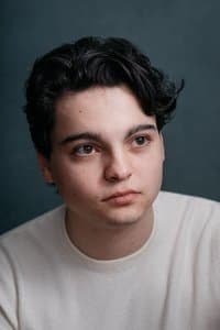 Max Burkholder in Amor En Alquiler