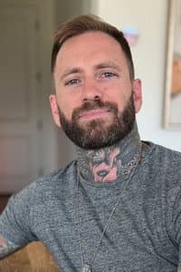 Jona Weinhofen in Lads on Tour