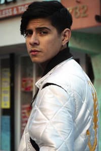 Manuel Santillán in Un Héroe Real (Literalmente Tú)