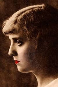 Lilly Jacobson in En av de många