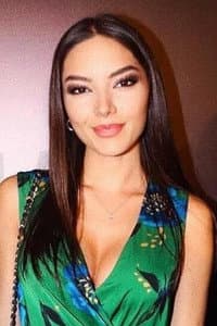 Özüm Çakir in Hashtag
