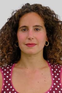 Lina Soualem in À mon âge je me cache encore pour fumer