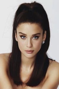 María Pedraza in Amar