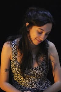 Julia Barbara in INT. QUARTO - DIA