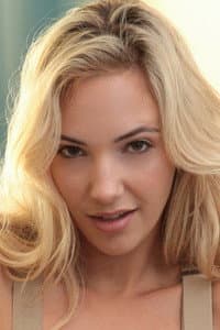 Sophia Knight in Fresh
