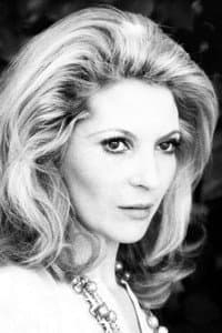 Jeanne Colletin in Emmanuelle
