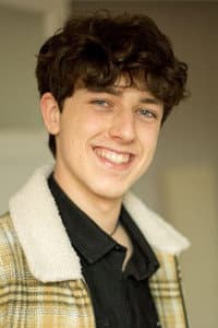 Asier Valdestilla in Cinco lobitos