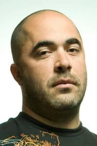 Aaron Lewis in Staind: MTV Unplugged