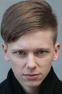 Artyom Markaryan in Трудности выживания