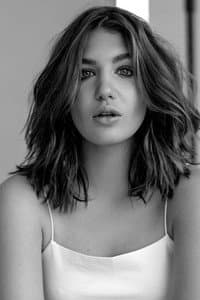 Sophie Nélisse in Deux femmes en or