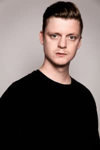 Yari van der Linden in Akela
