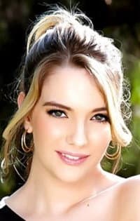 Kenna James in The Trust