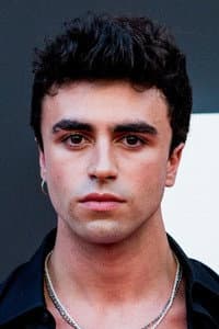 Itzan Escamilla in Planeta 5000