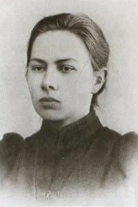 Nadezhda Krupskaya in Три песни о Ленине