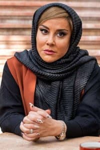 Asha Mehrabi in Mardi ke gilass hayash ra khord