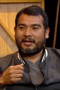John Pacheco in El hombre sentado a la mesa