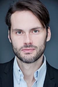 Roberto Hoyas in Besos para todos