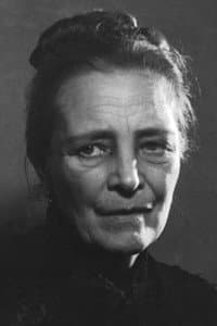 Eva Vrchlická in Yorickova lebka