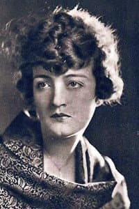 Bonnie Hill in 3 Gold Coins