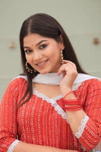 Parsa Evana in Love Stories
