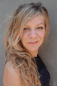 Estelle Richard in Une robe blanche