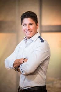 Raymond Arrieta in Chiquito pero juguetón: The Muvi