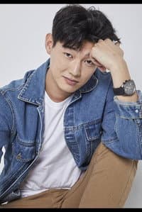 Go Jin-Soo in 루카: 더 비기닝