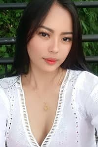 Stephanie Raz in Kahalili