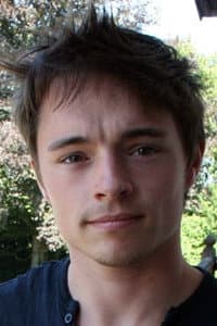 Kevin Boise in Блакитна сукня