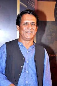 Rajendra Chawla in लूप लपेटा