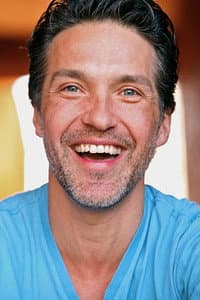 Mike Powers in Les amants de l'ombre