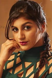 Yashika Anand in Pambattam
