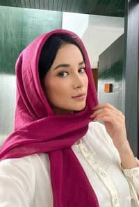 La Rheina Isabelle Bishop in Kucing Hitam