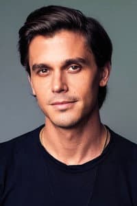 Antoni Porowski in Elliot Loves