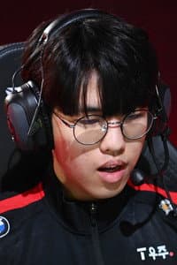 Mun Hyeon-jun in T1 Rose Together