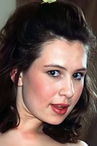 Emy George in Pralle Titten