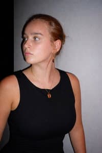 Alice Durnholz in Show me From Behind the Wall