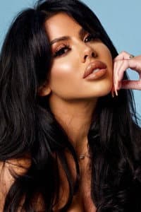 Hannah Elizabeth in Love Island: Decade of Love